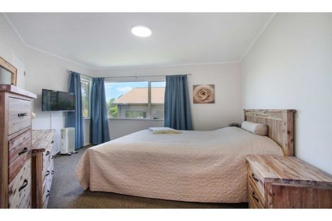 Photo of property in 1/272 Glamorgan Drive, Northcross, Auckland, 0630