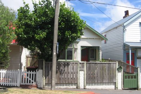 Photo of property in 28 Queen Street, Mount Victoria, Wellington, 6011