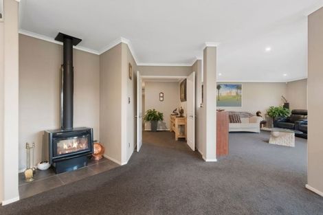 Photo of property in 81 Vaughans Road, Okura, Albany, 0792