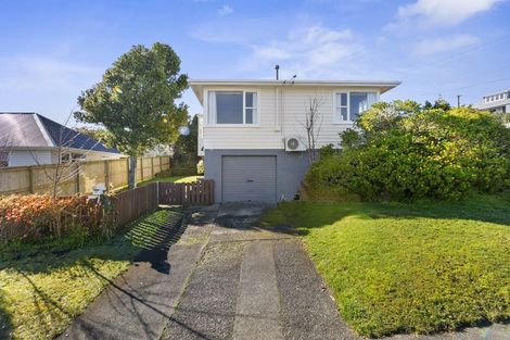 Photo of property in 3a Kinapori Terrace, Newlands, Wellington, 6037