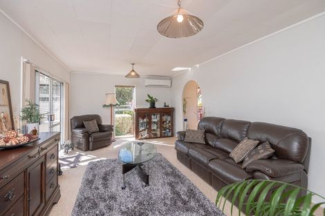 Photo of property in 56 Colchester Crescent, Newlands, Wellington, 6037