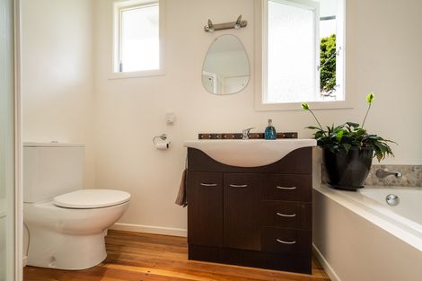 Photo of property in 6 Boler Place, New Lynn, Auckland, 0600