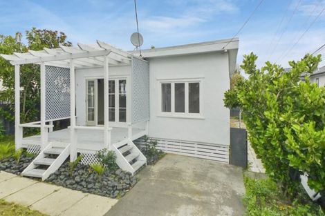 Photo of property in 127 View Road, Sunnyvale, Auckland, 0612