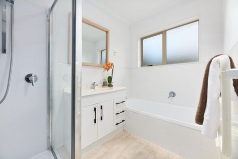 Photo of property in 17 Gendo Avenue, Henderson, Auckland, 0612