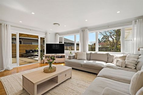 Photo of property in 15 Waione Avenue, Te Atatu Peninsula, Auckland, 0610