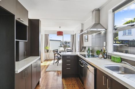 Photo of property in 27 Brooker Grove, Newlands, Wellington, 6037