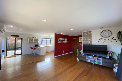 Photo of property in 12 Bosnyak Drive, Te Atatu South, Auckland, 0610