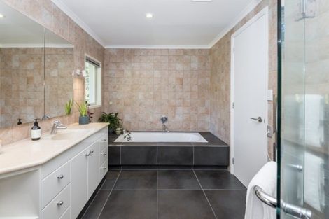 Photo of property in 2 Pleasant Place, Mellons Bay, Auckland, 2014