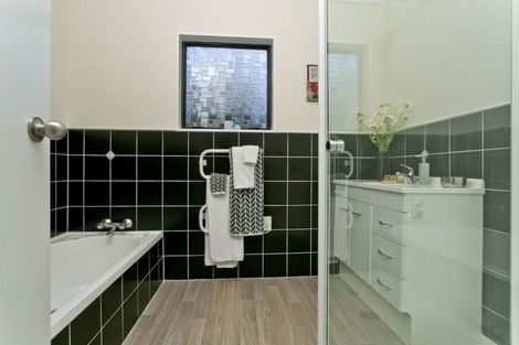 Photo of property in 12 Sunward Rise, Glenfield, Auckland, 0629