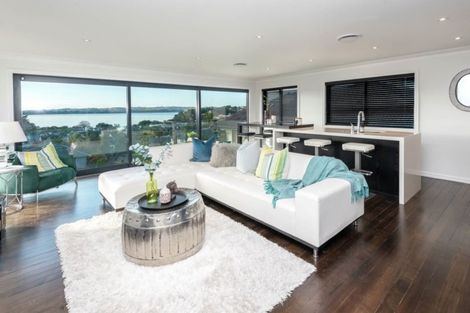 Photo of property in 35 Montgomery Crescent, Cockle Bay, Auckland, 2014