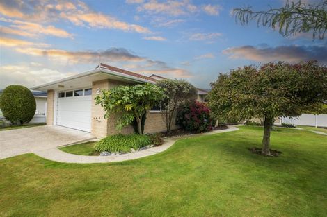 Photo of property in 2 Aitchison Place, Levin, 5510