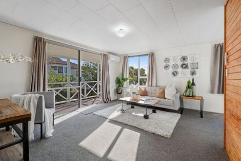 Photo of property in 2/26 Barbados Drive, Unsworth Heights, Auckland, 0632