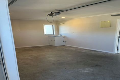 Photo of property in 8a Waiari Road, Conifer Grove, Takanini, 2112