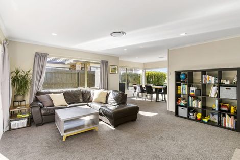 Photo of property in 71 Kath Hopper Drive, Orewa, 0931