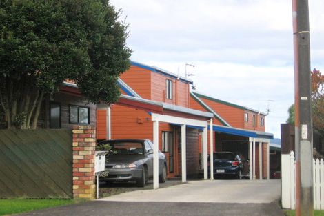 Photo of property in 2/106 Waimumu Road, Massey, Auckland, 0614