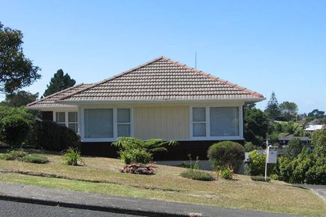 Photo of property in 12 Barker Rise, Northcross, Auckland, 0632