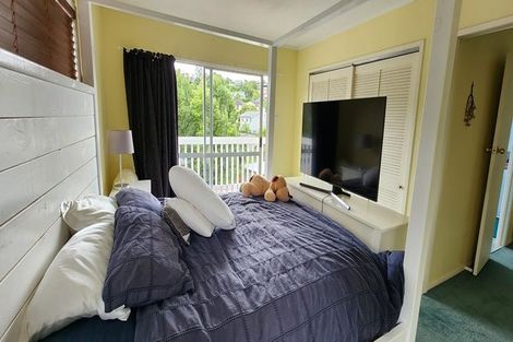 Photo of property in 38 Deverell Place, Northcross, Auckland, 0632