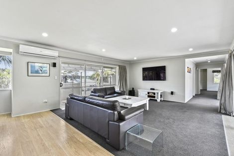 Photo of property in 1 Frank Knight Place, Waiuku, 2123