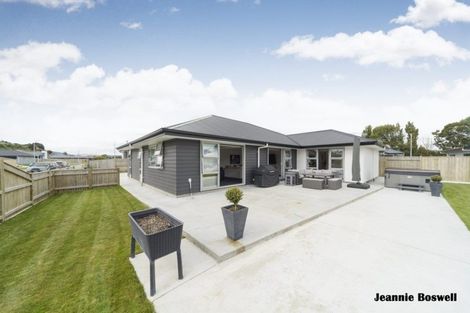 Photo of property in 14 Freedom Drive, Kelvin Grove, Palmerston North, 4414