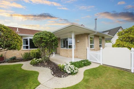 Photo of property in 2 Aitchison Place, Levin, 5510