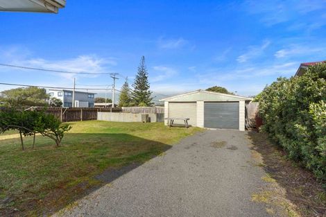 Photo of property in 98 Field Way, Waikanae Beach, Waikanae, 5036