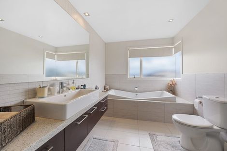 Photo of property in 22 Bluefin Way, West Harbour, Auckland, 0618