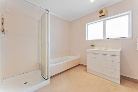 Photo of property in 4 Frank Frethey Place, Highlands Park, New Plymouth, 4312