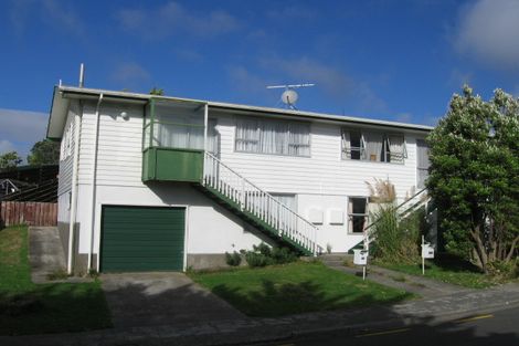 Photo of property in 28 Colchester Crescent, Newlands, Wellington, 6037