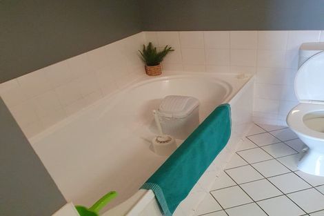 Photo of property in Grandstand Apartments, 4/80 Kent Terrace, Mount Victoria, Wellington, 6011