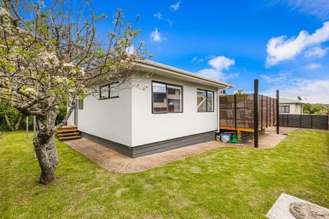 Photo of property in 2 Laura Street, Kelston, Auckland, 0602