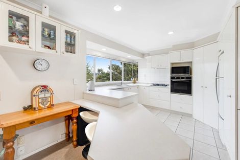 Photo of property in 198 Botany Road, Botany Downs, Auckland, 2010