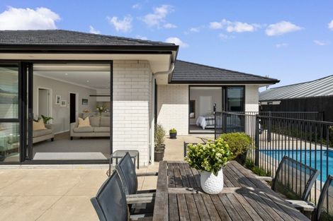 Photo of property in 15 Charlotte Drive, Omokoroa, 3114