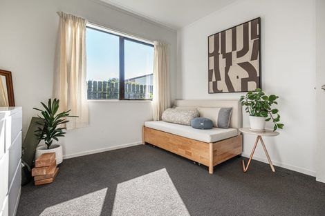 Photo of property in 2/43 Sabulite Road, Kelston, Auckland, 0602