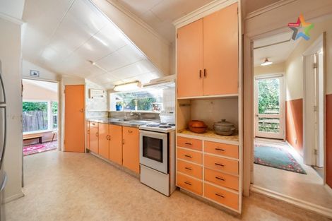 Photo of property in 32 Waitohu Road, York Bay, Lower Hutt, 5013