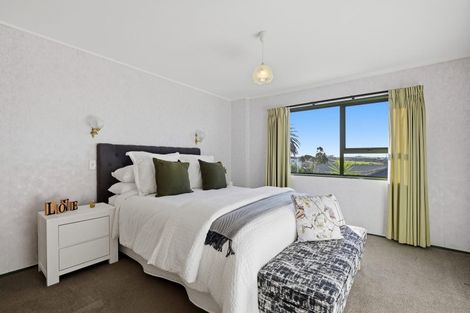 Photo of property in 2/983 Beach Road, Torbay, Auckland, 0630