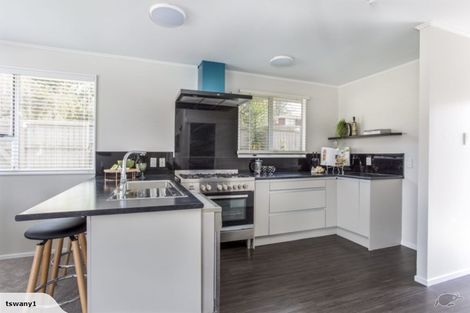 Photo of property in 1/20 Lambrown Drive, Totara Vale, Auckland, 0629