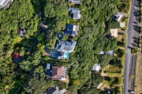 Photo of property in 24 Garden Road, Piha, 0772