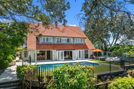 Photo of property in 11 Stanley Point Road, Stanley Point, Auckland, 0624