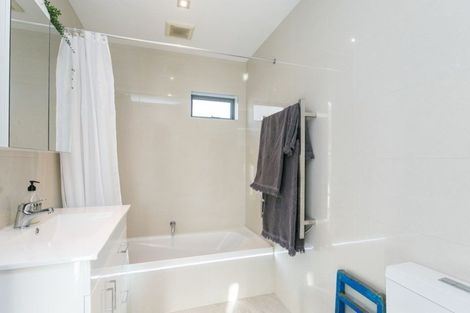 Photo of property in 19b Miles Crescent, Newlands, Wellington, 6037