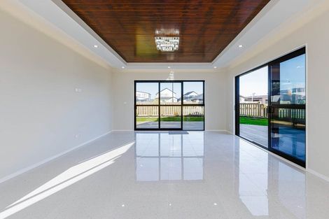 Photo of property in 1 Whata Street, Clarks Beach, 2122