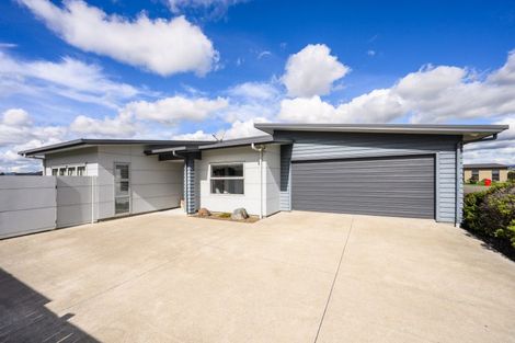 Photo of property in 17 Lorenzo Place, Kelvin Grove, Palmerston North, 4414
