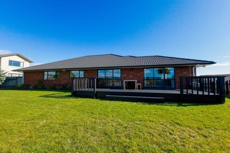 Photo of property in 12 Ron Place, Fitzherbert, Palmerston North, 4410