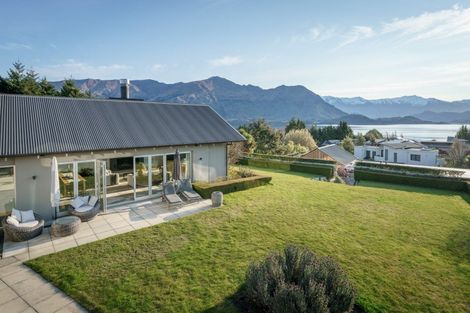 Photo of property in 1 Briar Bank Drive, Wanaka, 9305