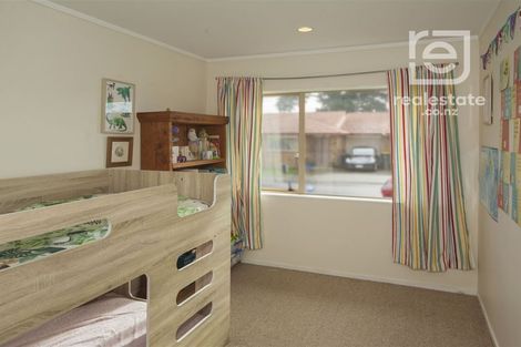 Photo of property in 28 Carlas Way, Ranui, Auckland, 0612