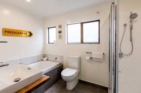 Photo of property in 24 Roslyn Road, Bluff Hill, Napier, 4110