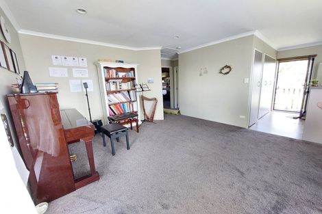 Photo of property in 28 Marcel Place, Glenfield, Auckland, 0629
