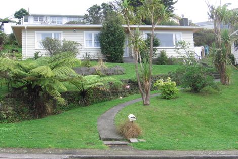 Photo of property in 6 Bellringer Crescent, Newlands, Wellington, 6037