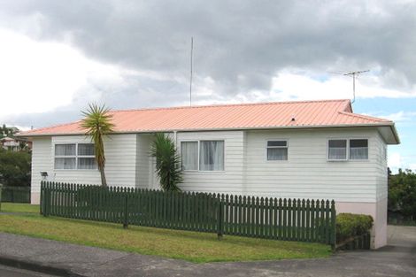 Photo of property in 2 Lorena Place, West Harbour, Auckland, 0618