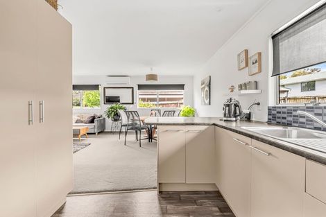 Photo of property in 3 Buisson Glade, West Harbour, Auckland, 0618