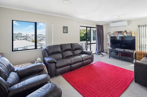 Photo of property in 10a Ted Gilberd Place, Newlands, Wellington, 6037